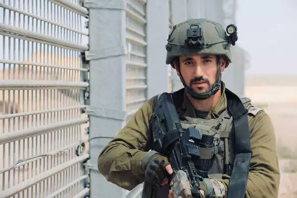 Grièvement blessé le 7 octobre, il prend le commandement de la brigade Yoav